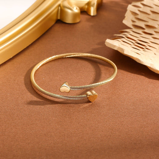 Bracciale intrecciato con cuori su punte dorate