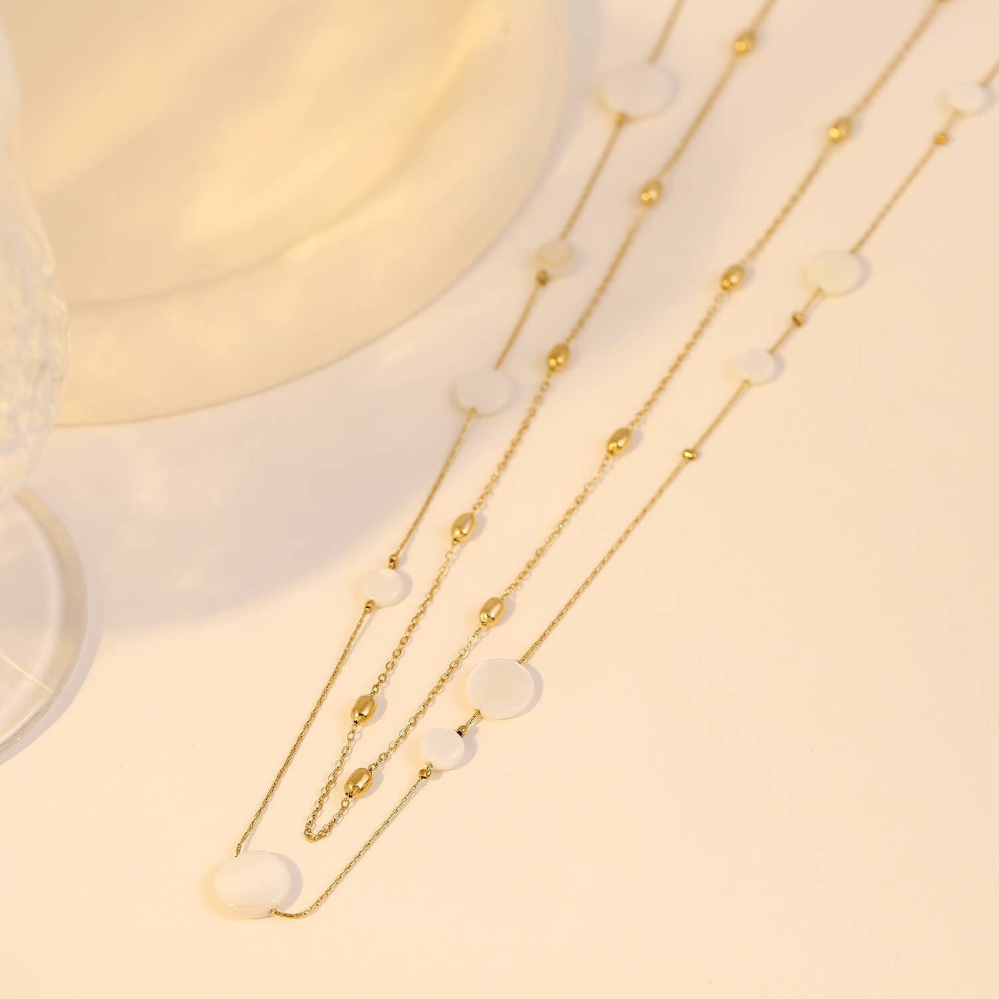 Collana in acciaio inossidabile dorato con Doppia Madreperla e Perle